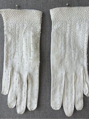 Elegant White Beaded Women's Gloves